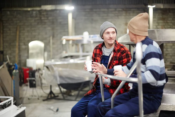 Jonge Ingenieur Luisteren Naar Zijn Oudere Collega Tijdens Bespreking Van — Stockfoto