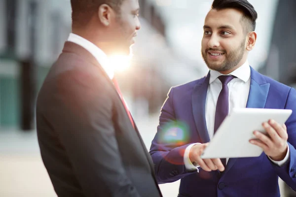 Young Smiling Agent Elegant Suit Explaining His Foreign Colleague Online — 스톡 사진