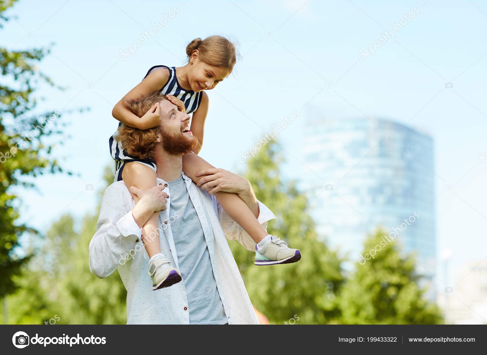 Девочка сидит на шее. Девочка на руках у папі. Девочка сидит на шее. Девочка сидит на девочке на шее. Ребенок сидит на руках.