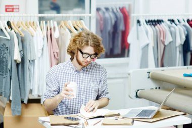 Onun günlüğü seyir ve kahve içme meşgul adam