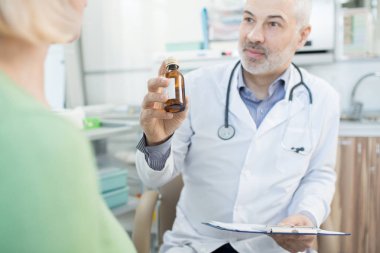 Yaşlı emin Doktor randevu kliniklerde sırasında onun hasta yeni etkili ilaç tavsiye