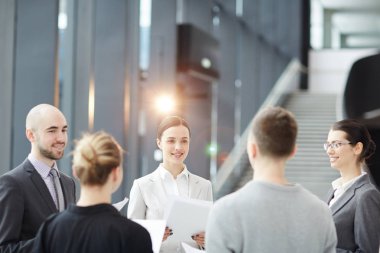 Daire çeşitli ülkelerden genç meslektaşlarının Havaalanı lounge çalışma toplantısı için toplandı