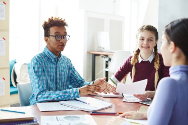Zeki adam ve kız kendi projesi için konferans noktaları tartışırken groupmate fikirlerini dinleme