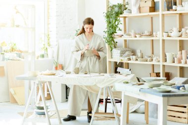 Kupa seramik kil parçasındaki şekillendirme sırasında tablo tarafından bornoz ayakta çalışma Genç Efendi