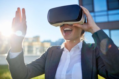 Vr kulaklık ile heyecanlı işadamı kendini hayali dünya mekanlarda buldu