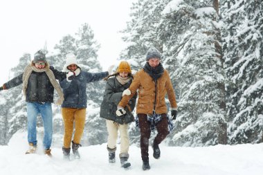 Rüzgârla oluşan kar yığını kış ormandaki karlı gün çalışan iki sevdalı çift