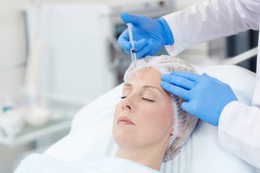 güzel kadın bir enjeksiyon yüzüne alır.