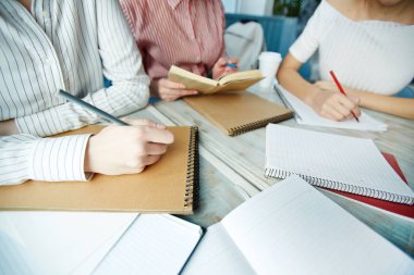 Çizim ve start-up toplantıda çalışma notları yapım not defterleri ile kolej kız grubu