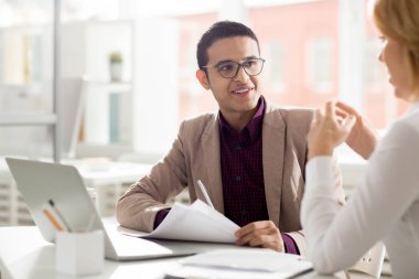 Genç işadamı kadın masada ile iletişim 