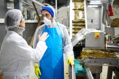 Tek tip bazı çalışma anlar hakkında danışmanlık olarak deniz ürünleri fabrikası'nın iki işçi