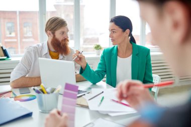 Grup birlikte masada iletişim iş adamları