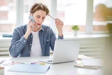 Onun bilgisayar laptop tasarım çalışma ve ofis masası Evet
