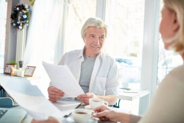 Komuta sizde ile yeni sözleşme kafede toplantıda tartışılması sırasında meslektaşı için dinleme kağıtları