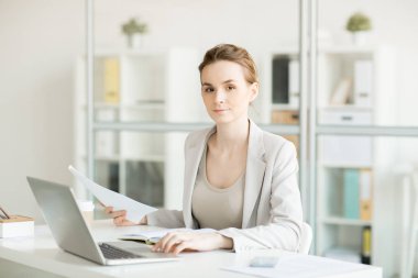 Belgelerle çalışma ve iş düzenleme bakıyorsun ciddi kadın Yöneticisi