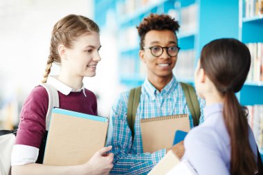 Mutlu ve samimi kolej grup ev görevleri kopma tartışırken Not defterleri ile