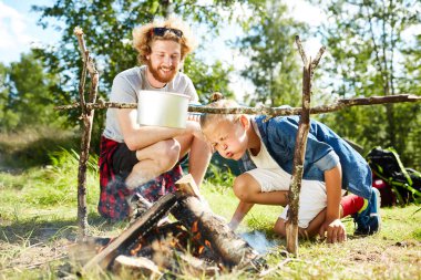 Onları yemek kahvaltı babası gezi ile yanıp Woods öbek üzerinde üfleme komik çocuk