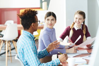 Onlar seminer için hazırlarken okudum ne hakkında konuşmayı mutlu genç üniversite Grup