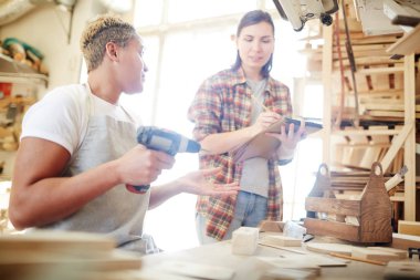 Matkap yapım onun meslektaşım söz ile genç woodworker notları veya Not Defteri'nde skeçler