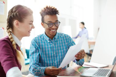İki mutlu kolej arkadaş ya da kültürler arası kaç kağıt kompozisyon ya da ev için atamaları ile okuma