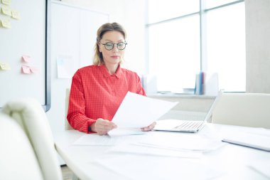 Mali belge okuma veya Office yeni sözleşme bakarak ciddi iş kadını