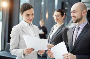 Onun iş arkadaşı bazı önemli evraklar gösterilen ve ona danışmanlık genç finans uzmanlarından biri