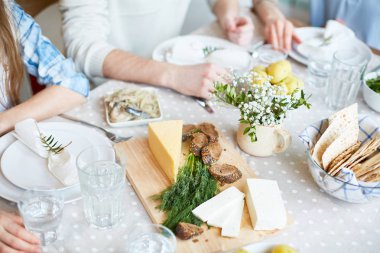Sağlıklı gıda hizmet tablo ve çevresinde oturan ve yemek yerken arkadaş grubu ürün yelpazesine