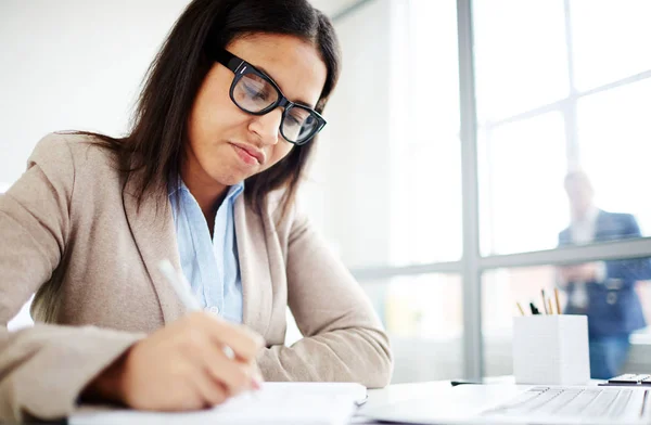 Seriöse Frau Macht Sich Notizen Ihrem Notizblock — Stockfoto