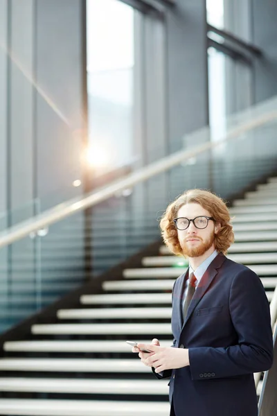 Giovane Elegante Manager Con Smartphone Piedi Scale Aeroporto Moderno — Foto Stock