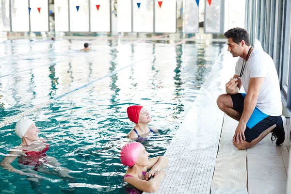Fiatal Úszó Edző Sportruházat Érettek Medence Edzés Alatt Beszél — Stock Fotó
