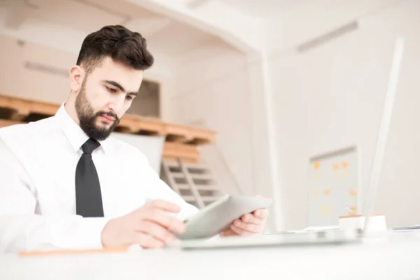 Joven Hombre Negocios Sentado Mesa Usando Tableta Digital —  Fotos de Stock