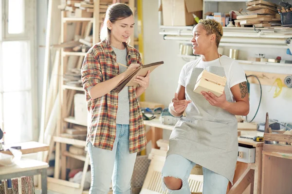 Jonge Timmerman Kladblok Schetsen Tijdens Bespreking Van Nieuwe Ideeën Met — Stockfoto