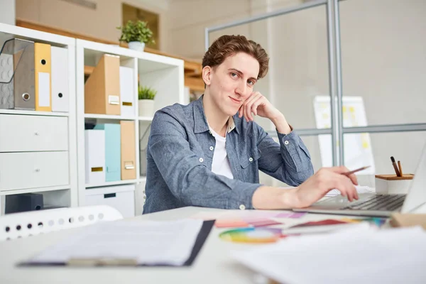 Retrato Del Hombre Negocios Sentado Mesa Con Computadora —  Fotos de Stock