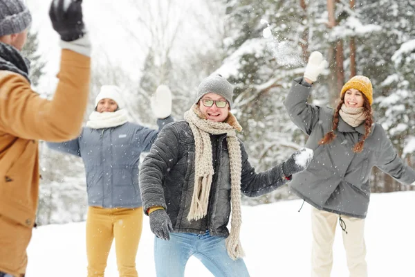 Happy Νεαρό Φίλοι Στην Χειμωνιάτικη Ένδυση Παίζουν Χιονόμπαλες Χιονώδη Χειμερινή — Φωτογραφία Αρχείου