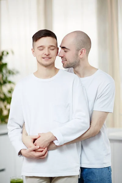 Joyeux Jeune Homme Embrassant Son Partenaire Tout Relaxant Maison Week — Photo