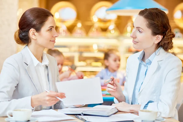 Een Van Economen Wijzend Financial Papier Tijdens Bespreking Van Punten — Stockfoto