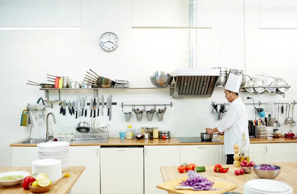 Chef Restaurante Junto Fogão Elétrico Misturando Ingredientes Guisado Fervente Panela — Fotografia de Stock