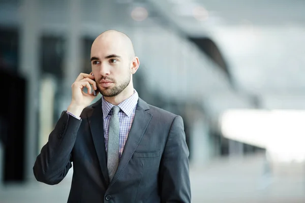 Hedendaagse Zakenman Formalwear Spreken Mobiele Telefoon Tijdens Het Reizen Het — Stockfoto