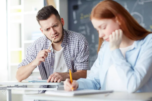 Cara Olhando Para Suas Notas Grupo Enquanto Escreve Teste Exame — Fotografia de Stock