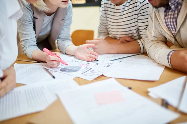 Hedendaagse Economen Zitten Door Tabel Terwijl Een Van Hen Uit — Stockfoto