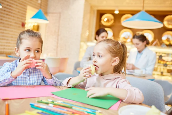 Duas Meninas Bonitos Comer Merengues Doces Café Enquanto Desenho Fundo — Fotografia de Stock