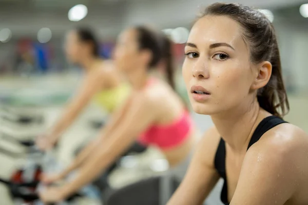 Mujer Joven Húmeda Entrenando Duro Bicicleta Deportiva Gimnasio Fondo Sus —  Fotos de Stock