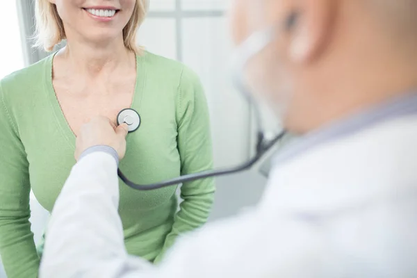 Усміхнений Пацієнт Зеленому Пуловері Перевірив Серцебиття Терапевтом Клініках — стокове фото