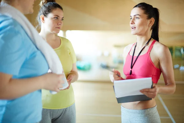 Young Confident Fitness Trainer Talking One Chubby Girls Break Workouts — Stock Photo, Image