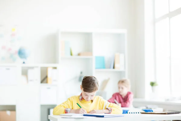 Allvarlig Skolpojke Koncentrerar Sig Skriftligt Individuellt Arbete Hans Skrivbord Gymnasiet — Stockfoto