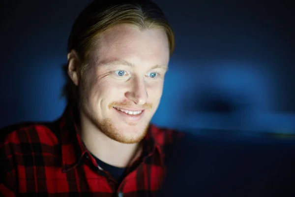 Pria Tersenyum Yang Duduk Depan Komputer — Stok Foto