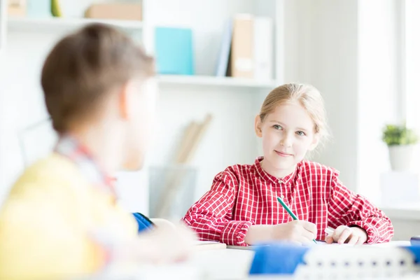 Söt Skolflicka Med Penna Tittar Hennes Klasskamrat Topic Diskussion Lektion — Stockfoto