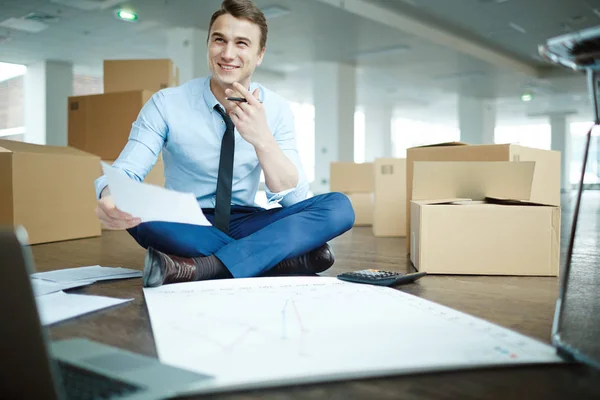 Feliz Hombre Negocios Con Piernas Cruzadas Con Papel Sentado Piso — Foto de Stock