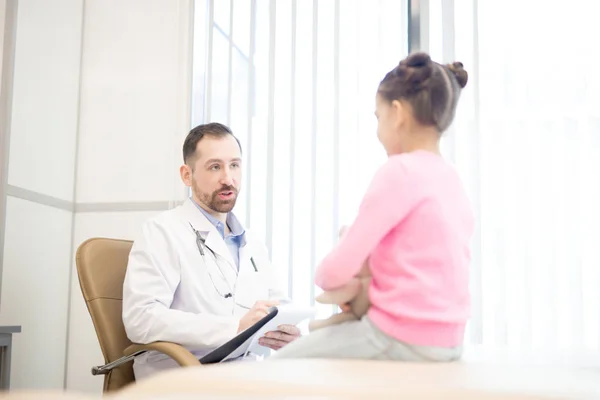 Självsäker Läkare Hört Hans Lilla Patienter Och Ger Rekommendationer Medicare — Stockfoto