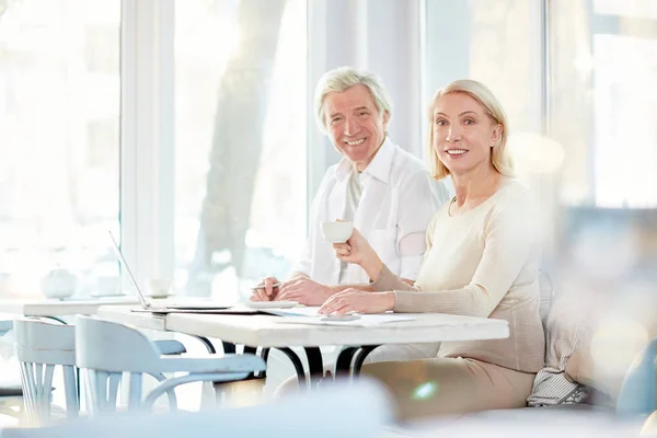 Glückliche Reife Kollegen Bei Tee Oder Kaffee Tisch Café — Stockfoto