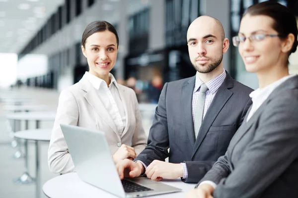 Gruppe Junger Zeitgenössischer Geschäftsleute Mit Laptop Netzwerk Der Lobby Des — Stockfoto